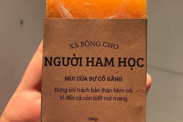 Màn bán xà bông với lời chào mời độc đáo của học sinh chuyên