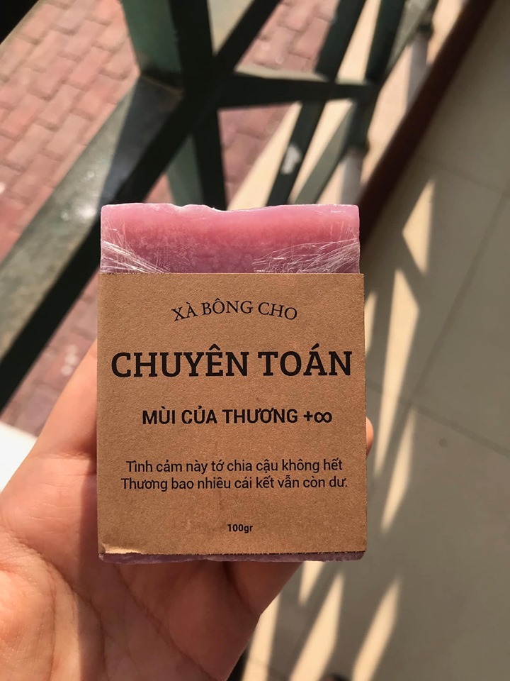 Màn bán xà bông với lời chào mời độc đáo của học sinh chuyên