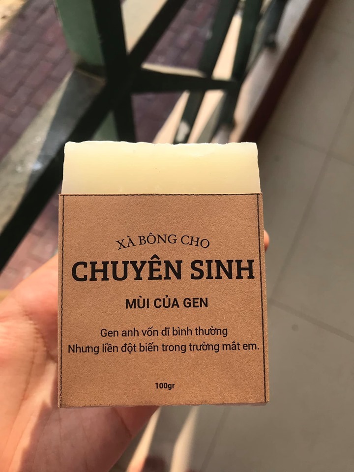 Màn bán xà bông với lời chào mời độc đáo của học sinh chuyên