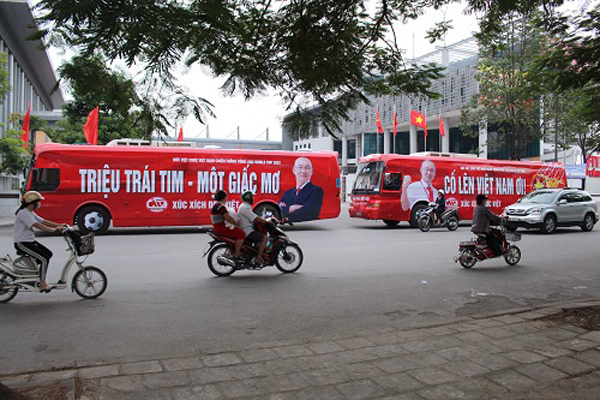 Xe buýt cổ Việt Nam: Xe buýt cổ Việt Nam đã trở thành một biểu tượng văn hóa đặc trưng của cả nước. Hãy cùng chúng tôi dạo chuyến xe buýt cổ đầy cảm xúc qua những hình ảnh đẹp nhất về chiếc xe buýt này.