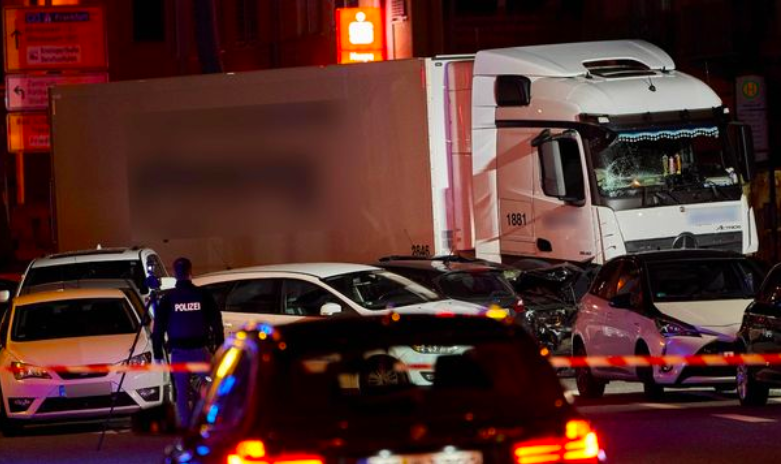 'Tấn công khủng bố' ở Đức, xe tải đâm điên cuồng