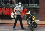 Kẻ bịt mặt ở Quảng Ninh mang súng vào tiệm vàng cướp cả ba lô tiền