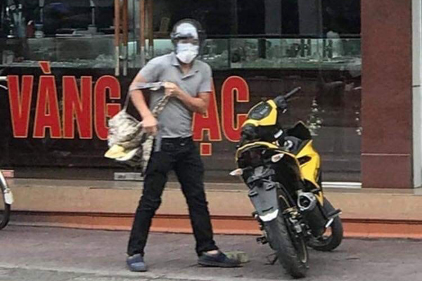 Kẻ bịt mặt ở Quảng Ninh mang súng vào tiệm vàng cướp cả ba lô tiền