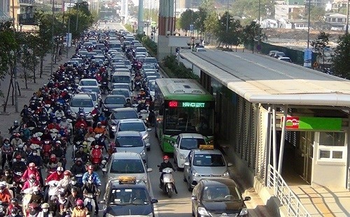 Concerns raised over separated public bus lane plan in Hanoi