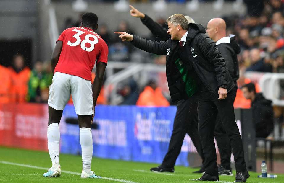 Solskjaer làm nổ tung phòng thay đồ MU, cầu thủ quay lưng