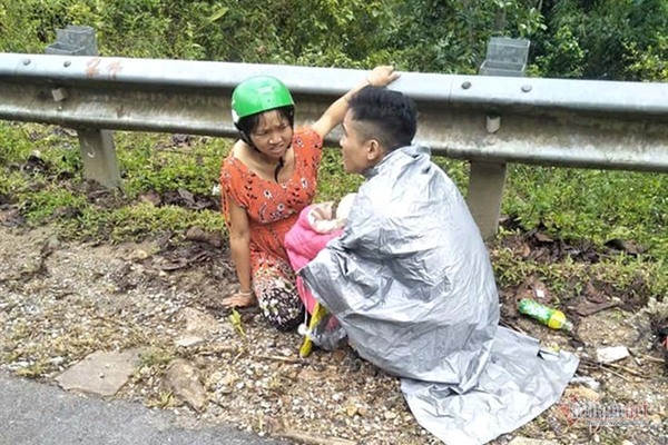 Chồng trẻ ở Nghệ An đỡ đẻ cho vợ ngay bên đường