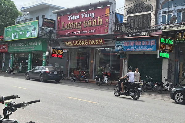 Con gái chủ tiệm vàng Quảng Ninh giằng co với tên cướp có súng