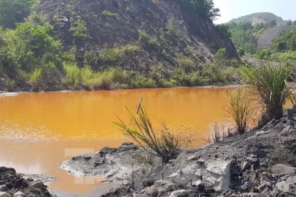 Polluted stream threatens Ha Long Bay