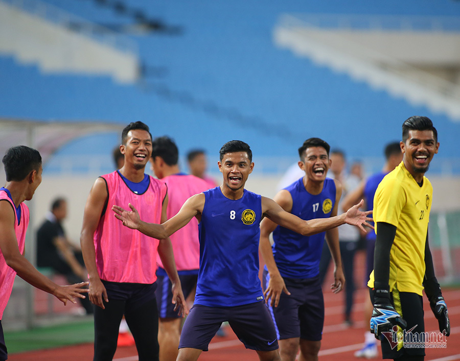 Quên sầu AFF Cup, cầu thủ Malaysia cười thả ga ở Mỹ Đình