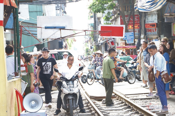 Nghe VietNamNet: 'Ngoại bất nhâp', đóng cửa cà phê đường tàu từ sáng nay