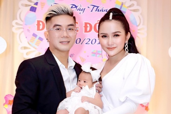 Khánh Đơn hạnh phúc bên vợ kém 8 tuổi trong tiệc đầy tháng con gái