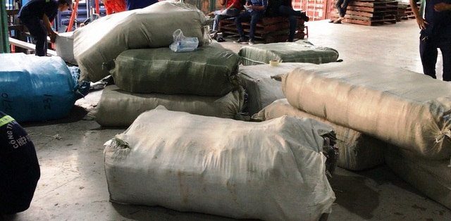 Bắt giữ lô quần áo Trung Quốc dán mác 'Made in Vietnam' trị giá tiền tỷ