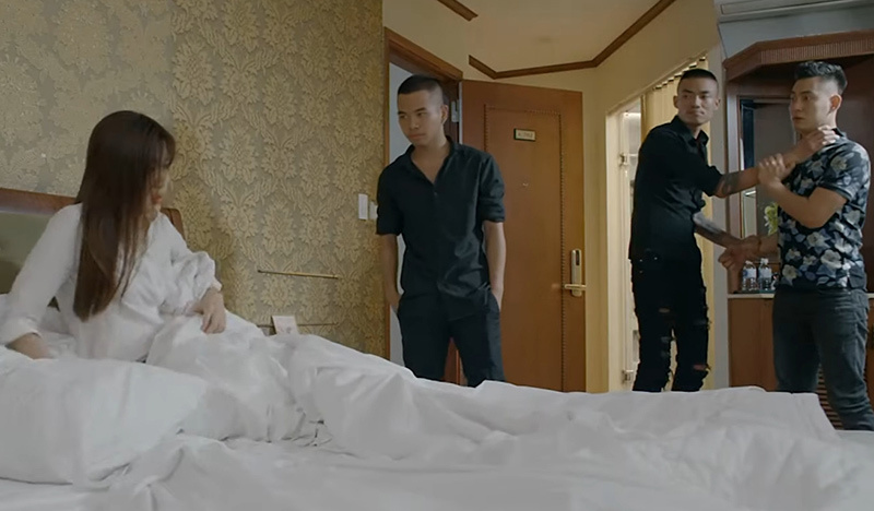 'Hoa hồng trên ngực trái' tập 20 Trà sắp bại lộ, bị côn đồ dằn mặt