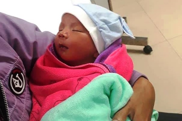 Bé trai 1 tuần tuổi bị bỏ rơi trên cống chui ở Quảng Nam