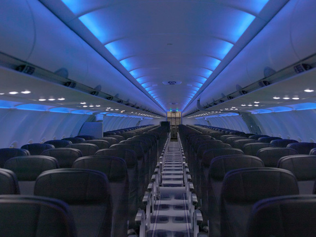 Tại sao máy bay khi hạ cánh phải để tình trạng 'đèn mờ'?