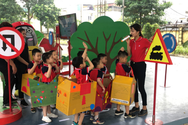 Trò nhí ‘không biết mệt’ tìm hiểu kiến thức an toàn giao thông