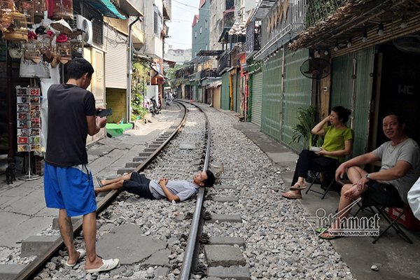 Cà phê đường tàu vắng hoe, chủ quán đóng cửa nằm dài selfie