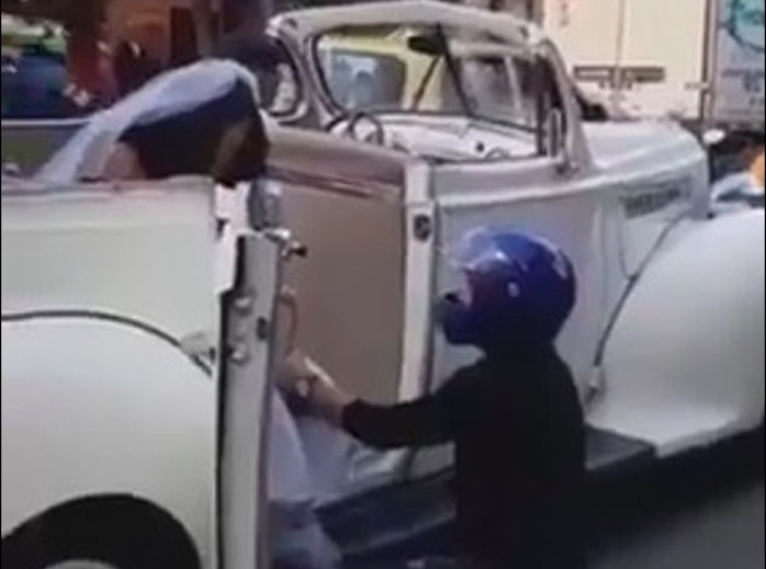 Video thanh niên chặn xe cô dâu để níu kéo tình cũ