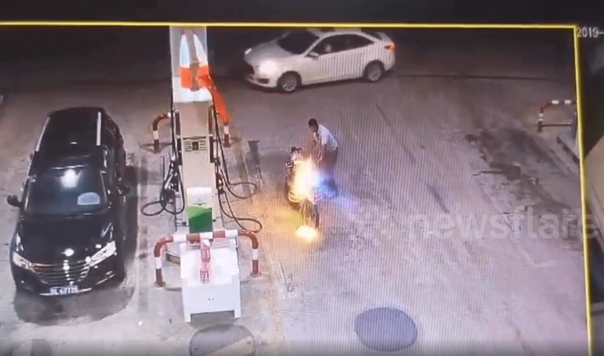 Vừa đổ xăng xong, xe máy bỗng nhiên bốc cháy