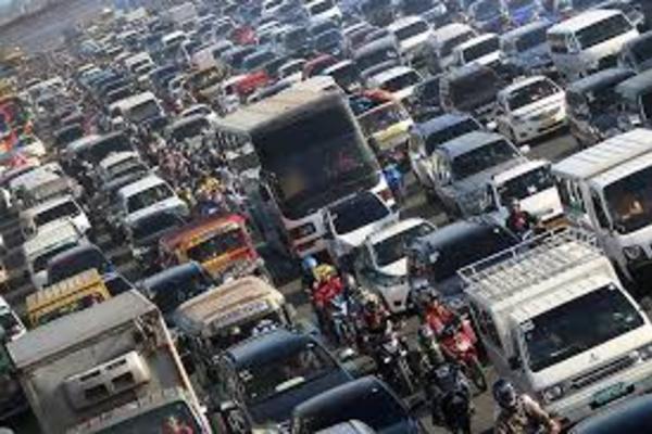 Manila transport crisis: Commuters outraged by 'leave earlier' advice