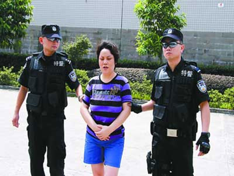 'Chị đại' khét tiếng TQ cùng lúc mua vui với hàng chục trai trẻ