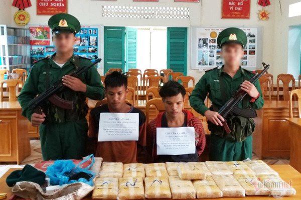Hai đối tượng người Lào ôm 100 nghìn viên ma túy vượt biên giới