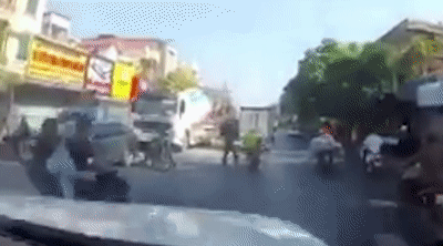 Vụ đôi nam nữ Hải Phòng ngã nhào, công an nói chỉ đang sang đường