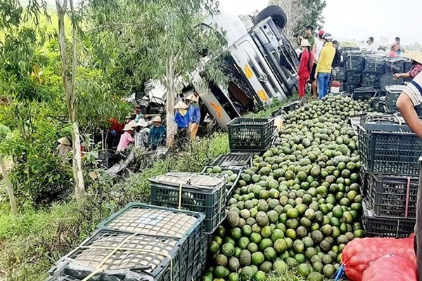 Xe tải chao đảo rồi lật chỏng vó ở Quảng Ngãi, dân xúm lại giúp tài xế