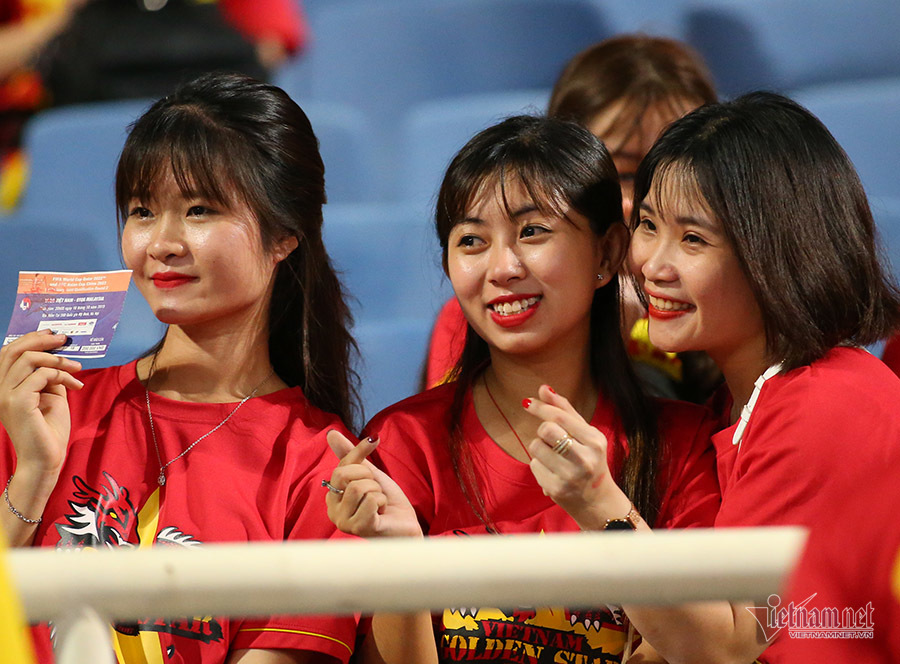 Fan nữ xinh đẹp hâm nóng trận Việt Nam vs Malaysia