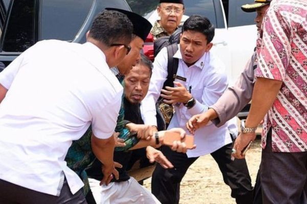 Bộ trưởng An ninh Indonesia bị đâm vào bụng