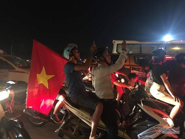 Men say chiến thắng trước Malaysia, ngất ngây từ Mỹ Đình đến Hồ Gươm