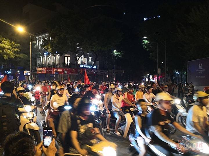 Men say chiến thắng trước Malaysia, ngất ngây từ Mỹ Đình đến Hồ Gươm