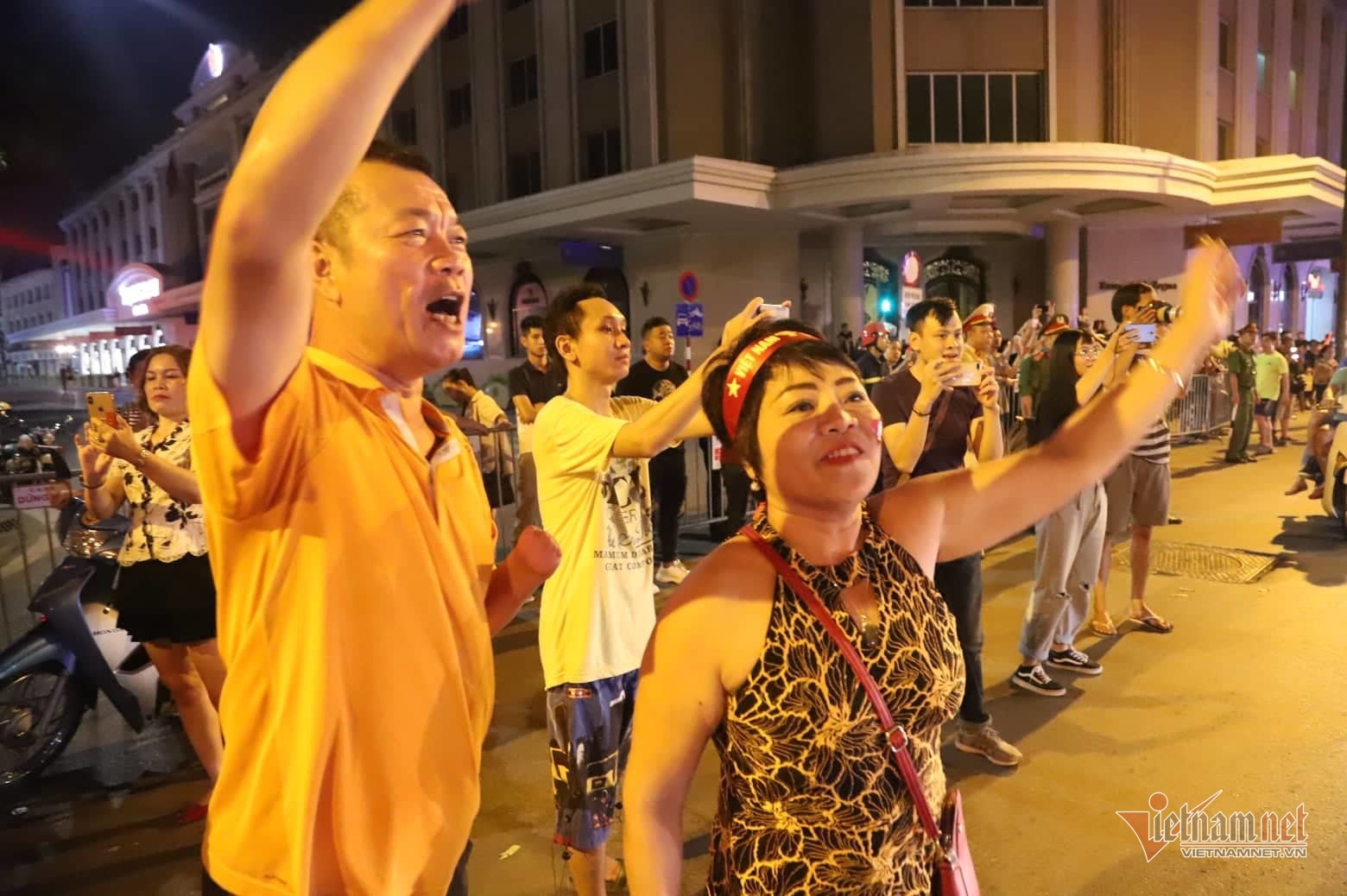 Men say chiến thắng trước Malaysia, ngất ngây từ Mỹ Đình đến Hồ Gươm