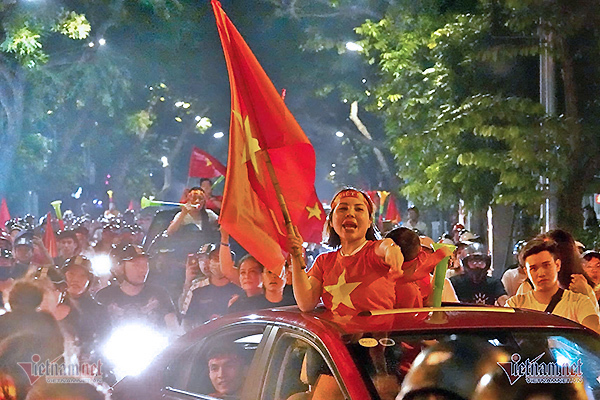 Men say chiến thắng trước Malaysia, ngất ngây từ Mỹ Đình đến Hồ Gươm