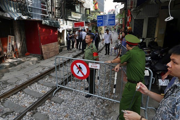 Hanoi shuts down train track cafes