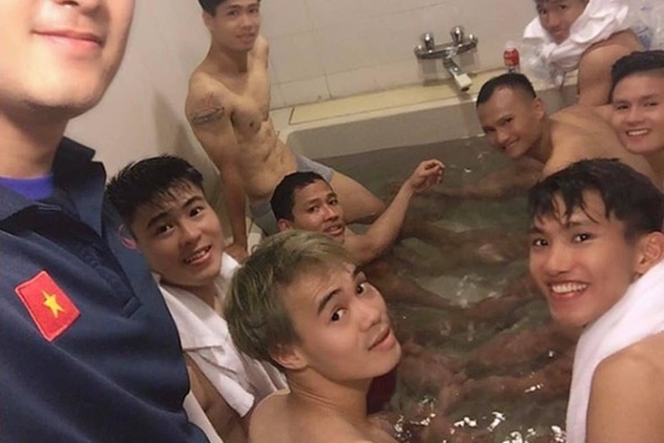 Màn ‘khoe’ body của Công Phượng khiến fan nữ xuýt xoa