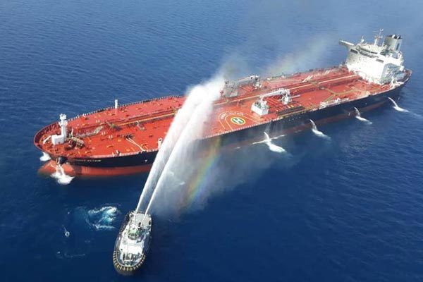 Nổ tàu Iran ngoài khơi Ảrập Xêút, 'vàng đen' tràn Biển Đỏ