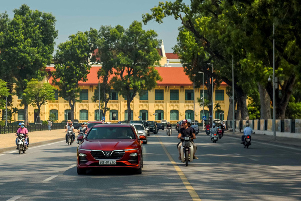 Bán hàng ‘kiểu VinFast’ - mua càng sớm càng lợi, nhận mãi không hết quà