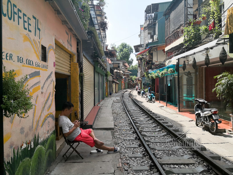 Chủ quán cà phê đường tàu muốn tự làm barie bảo vệ khách trong nhà