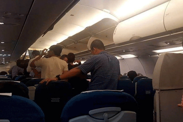 Nam hành khách Trung Quốc lục lọi lấy trộm 4.500 USD trên máy bay