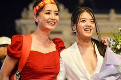 Con gái út nghệ sỹ Chiều Xuân ăn mặc gợi cảm khoe sức sống tuổi thiếu nữ