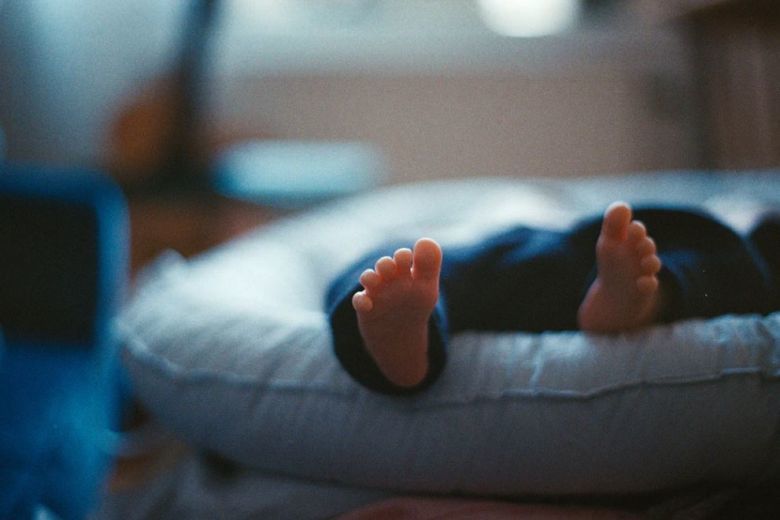 Bé gái 7 tháng tuổi tử vong do mắc kẹt giữa nệm và thanh chắn giường