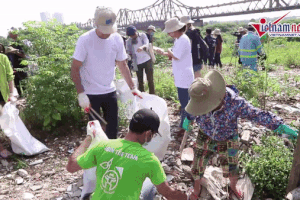 Đại sứ châu Âu dọn rác dưới chân cầu Long Biên