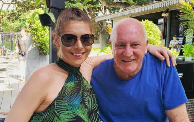 Thẩm phán 68 tuổi cầu hôn thư ký kém 45 tuổi