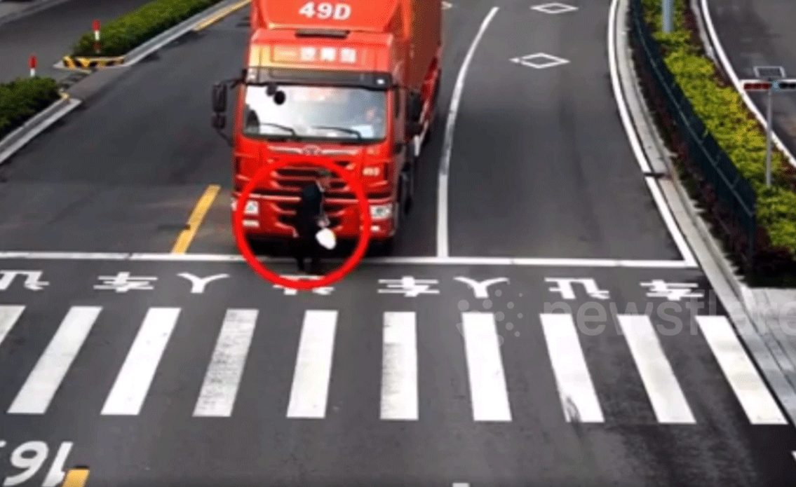 Xe tải chèn qua người, cụ ông 86 tuổi sống sót thần kỳ