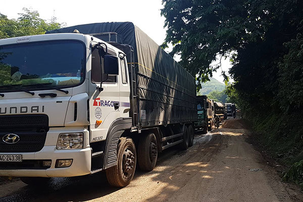 Xe quá tải rầm rập cày nát quốc lộ 279, Lào Cai nhiều năm bất lực ...