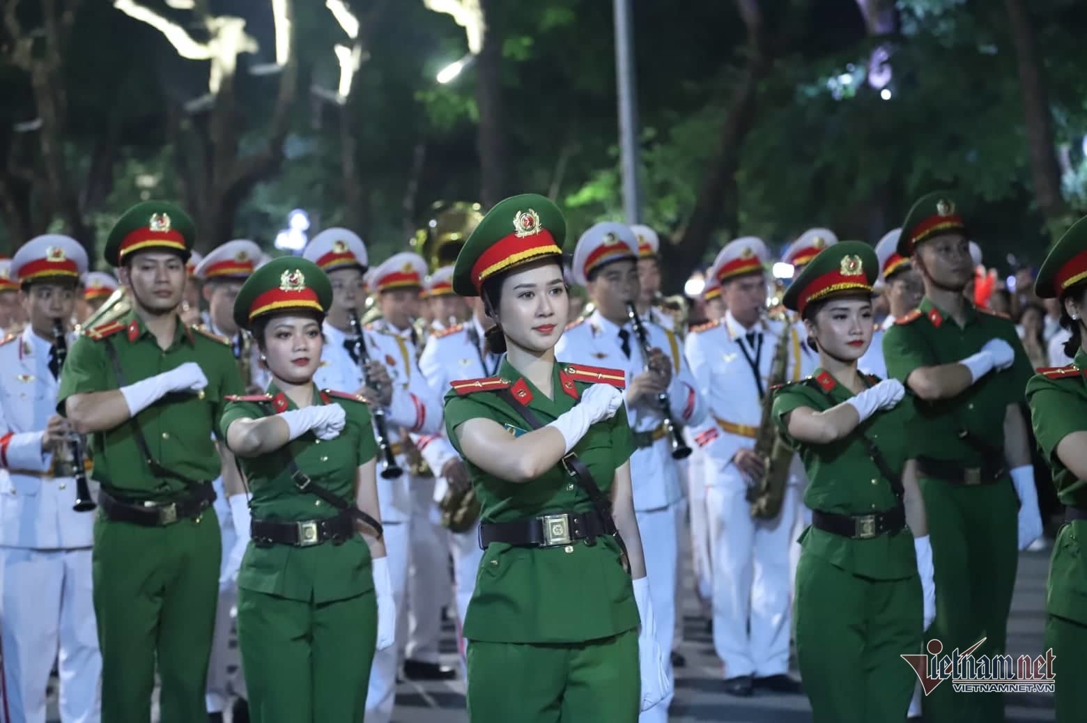 Nghe VietNamNet: Đại tướng Tô Lâm say sưa hoà cùng dòng người thưởng thức dàn kèn bên Hồ Gươm