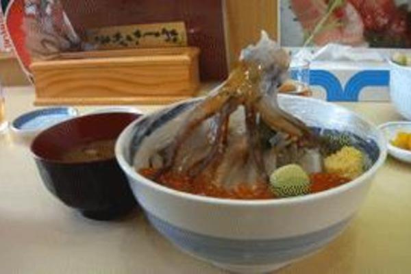 Mực sống trong bát mì - món ăn khiến thực khách bất ngờ