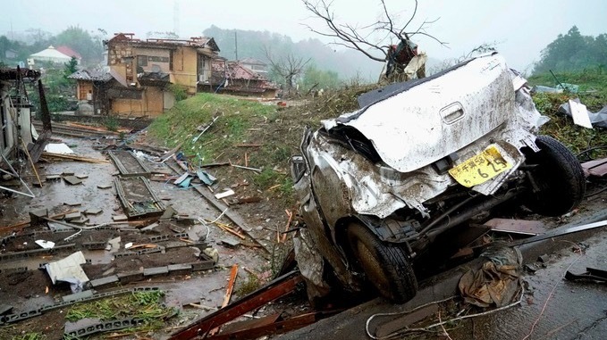 Siêu bão tàn phá Nhật, 2 người Việt mất tích, ít nhất 19 người chết