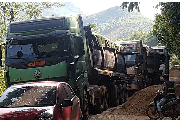 CSGT về ăn cơm, xe quá tải lại chạy phá quốc lộ ở Lào Cai